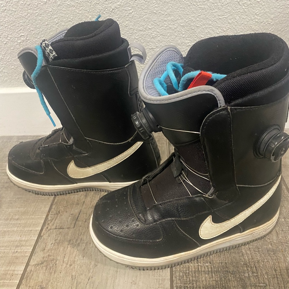 Nike women’s snowboard boots